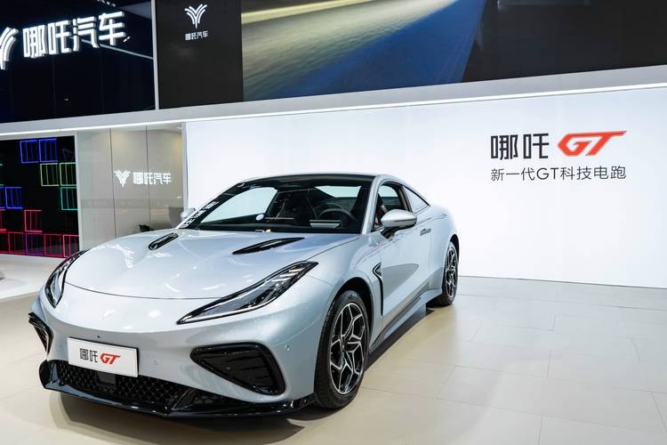 惠州25哪吒汽车在智能汽车领域的表现，领途汽车在新能源汽车市场中的影响力